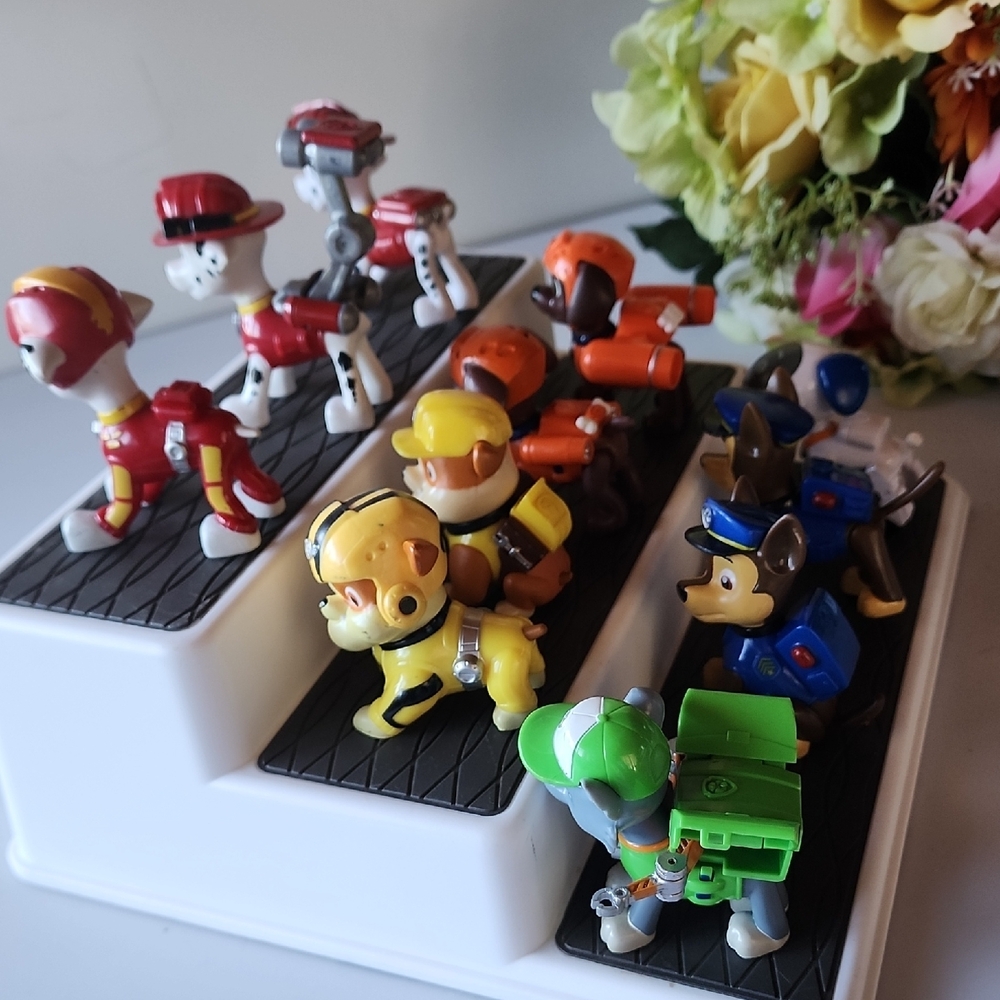 11 Pieces, Paw Patrol Rescue Team Action Figures - Red, Blue, Green. - Picture 5 of 15